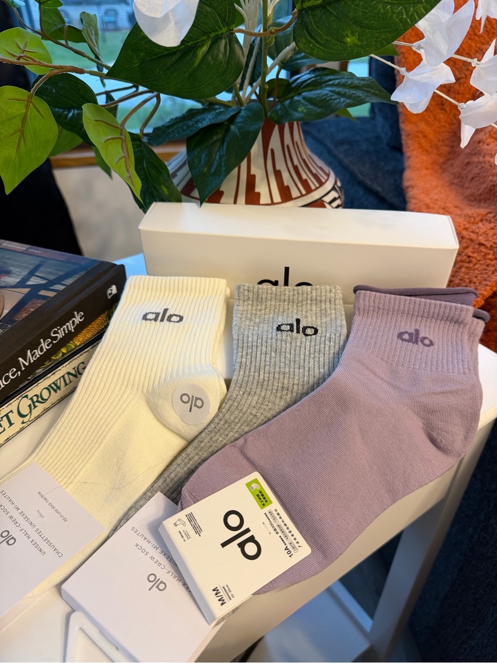 ALO Yoga 3-Pack Crew Socks in cream, Gray, Lavender - Picture 3 of 13